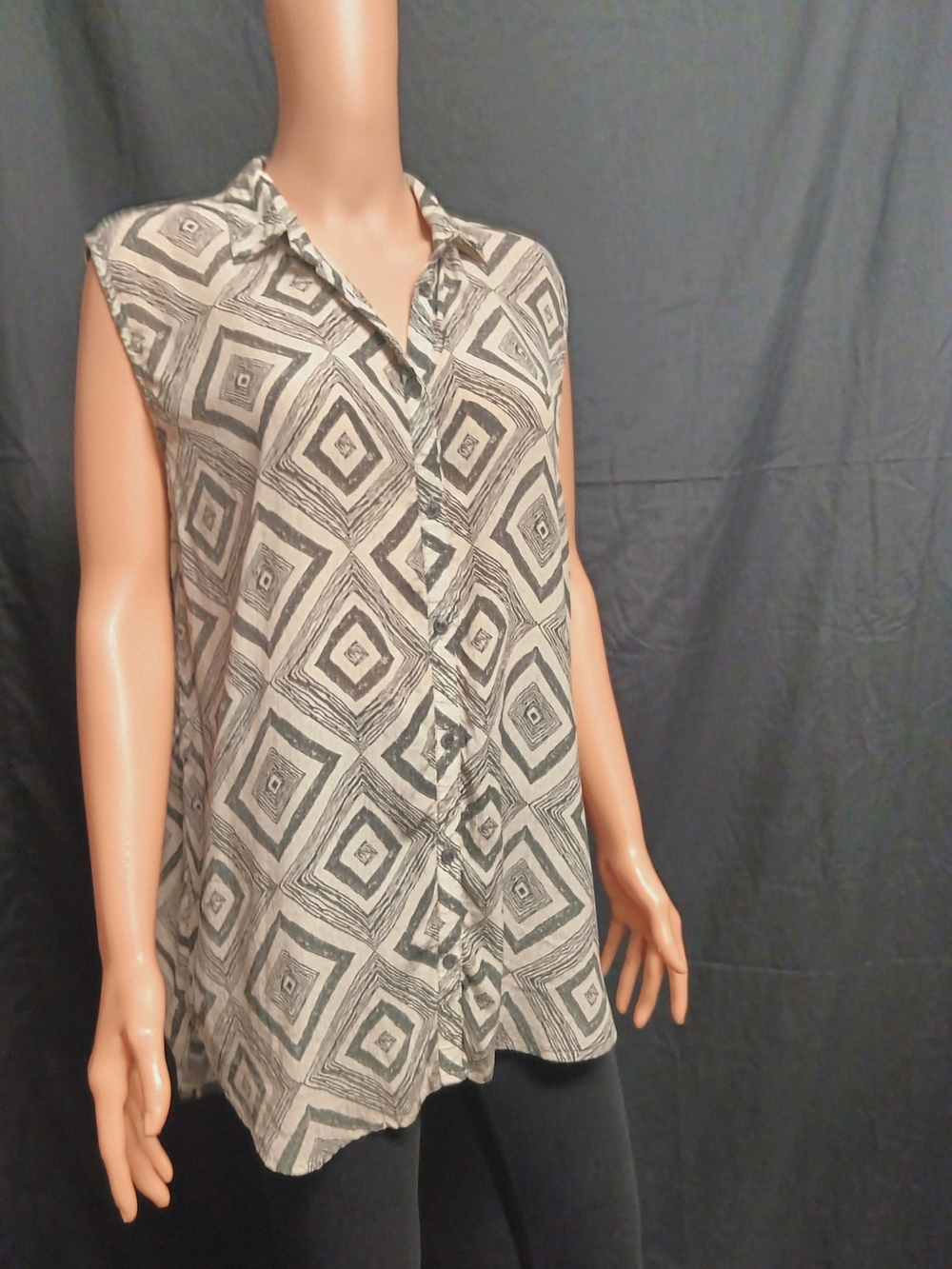Sleeveless Geometric Button-Front Blouse in Black and White